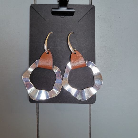 Modern Hammered Silver Tone & Brown Leather Drop Earrings Statement Boho Chic - Picture 4 of 9